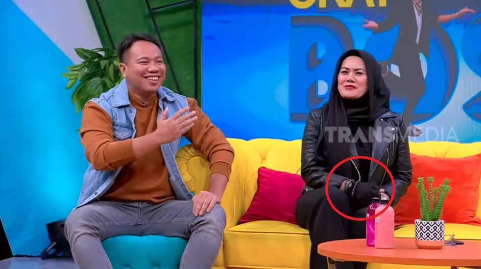 Sarita Abdul Mukti dalam acara Okay Bos Trans 7