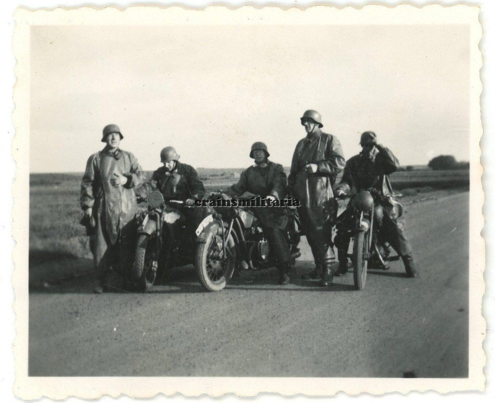 Orig. Foto Kradmelder mit Motorrad Mantel in VEJLE Dänemark 1943
