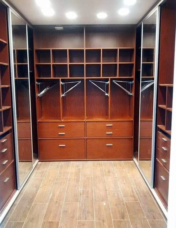 Vestidor con puertas espejadas