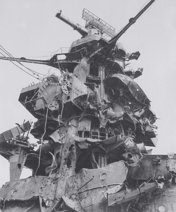 IJN-Hy-ga-muestra-su-superestructura-da-ada-desde-que-fue-hundido-por-los-bombarderos-B-24-Liberato.jpg