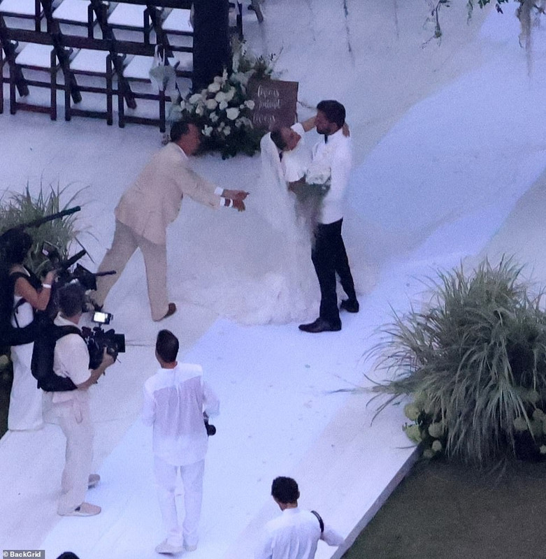 61576715-11131101-Affleck-is-seen-holding-onto-his-new-bride-as-photographers-pose-a-19-166108191839.jpg
