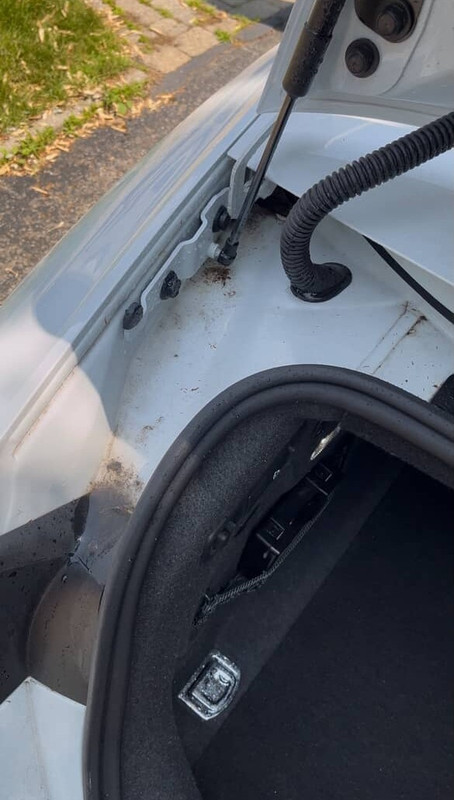 Voiture sale avant le nettoyage