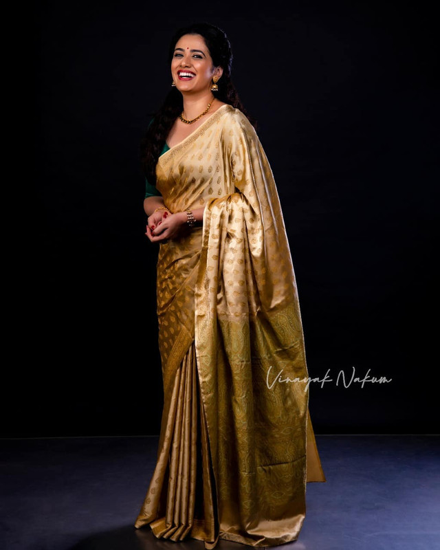 2-Girija-Oak-Godbole-Beautiful-Photos-in-Saree-My-Vantage-Point