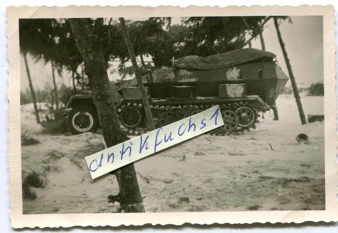 WH-Schützen-Panzer  SPW mit Tarn-Flecken in Front-Waldstellung im 2.WK