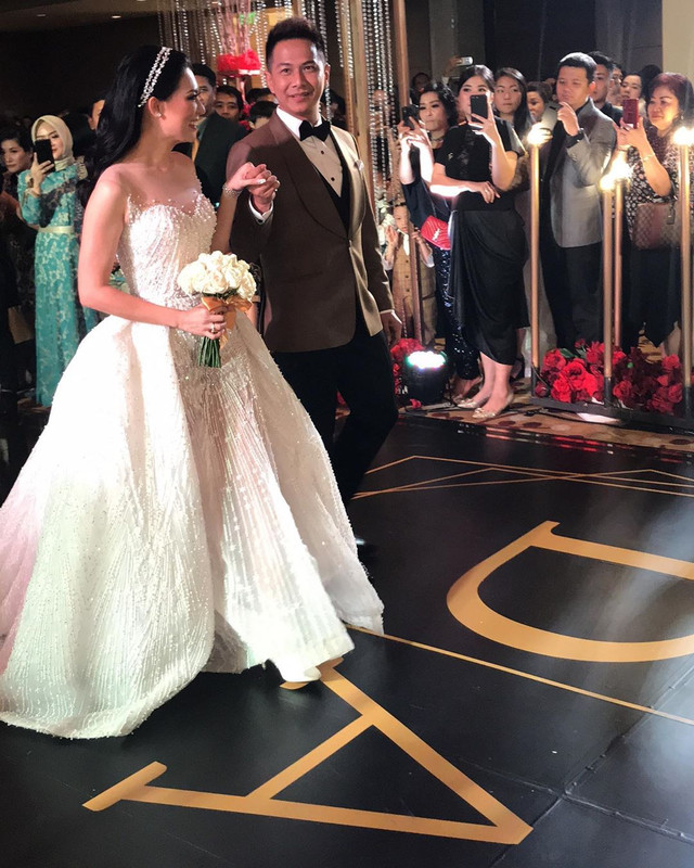 Pemberkatan pernikahan Delon Thamrin dan Aida Chandra telah dilakukan di gereja Katholik kawasan Salemba, Jakarta Pusat pada Jumat (8/11/2019). Sedangkan resepsinya digelar di Hotel Grand Hyatt, Thamrin, Jakarta Pusat pada Minggu, (10/11/2019).