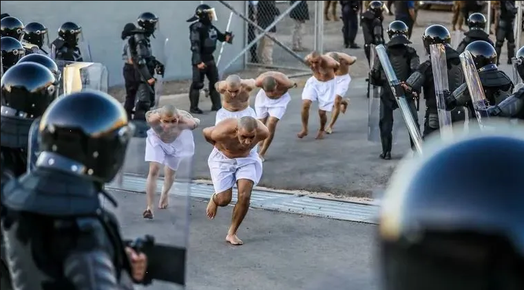 Anuncia Bukele el ingreso de 2 mil pandilleros a la nueva mega cárcel