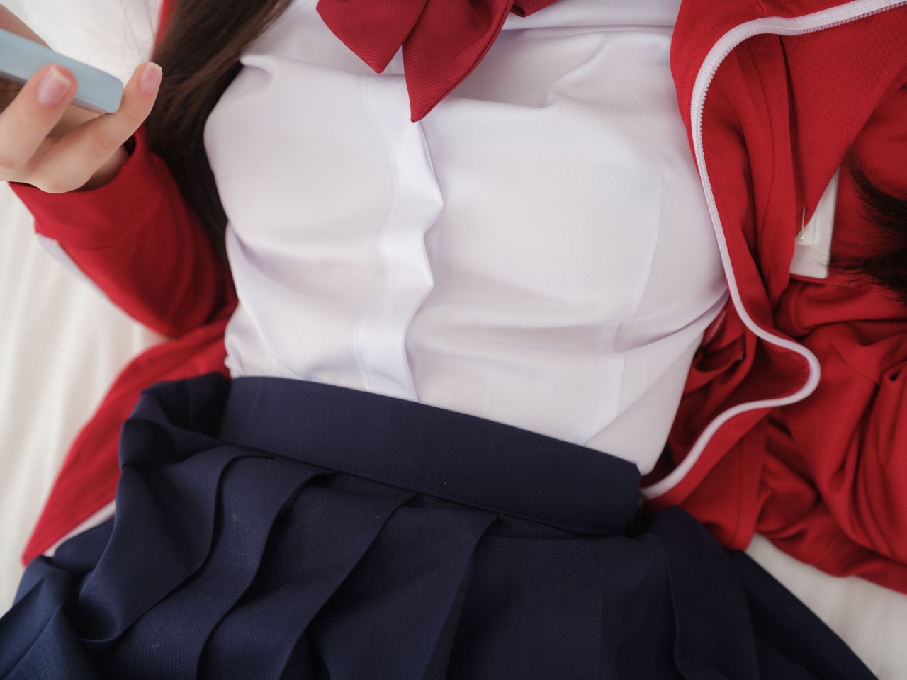 小恩写真《红白蓝校服》，床上的活力与清新白丝妹子插图9