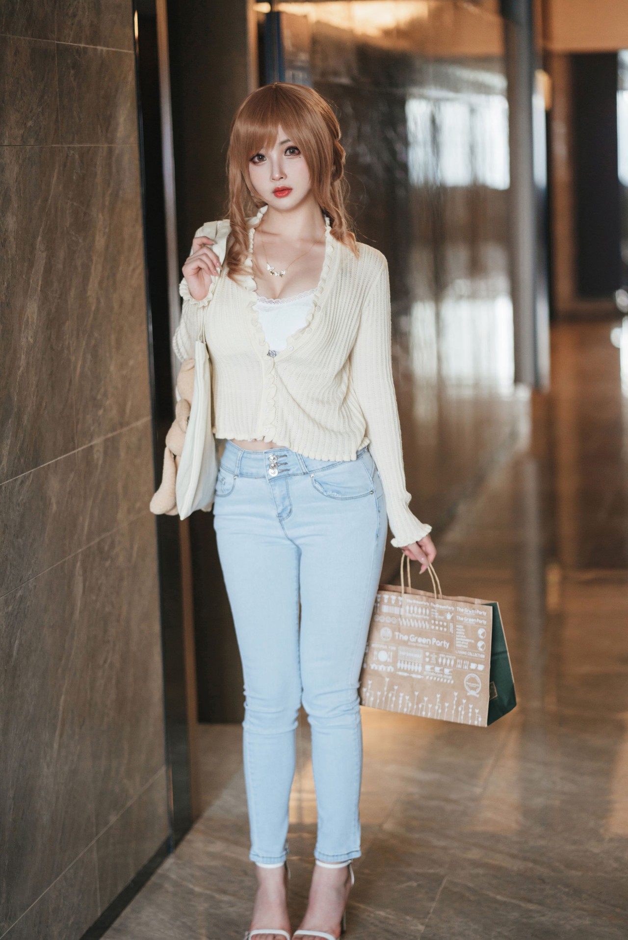 rioko凉凉子视频和《人妻》写真作品欣赏,甜美时尚感拉满