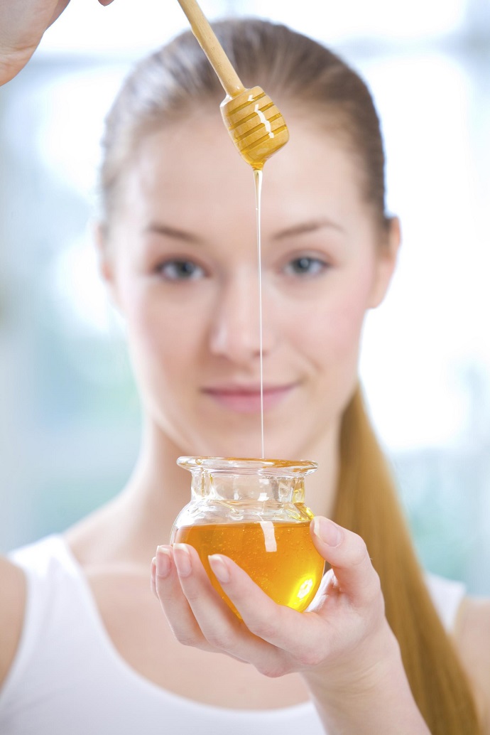 Blond Girl Use Raw Honey to Lighten Hair