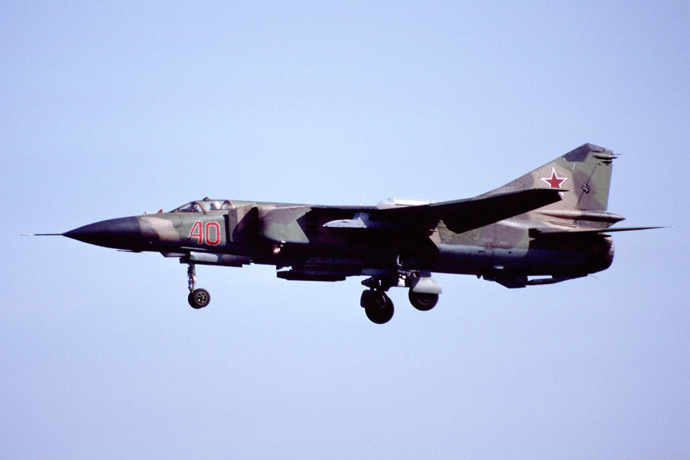 833 IAP Mig-23MLD 40 Red_0390319015_21.04.92