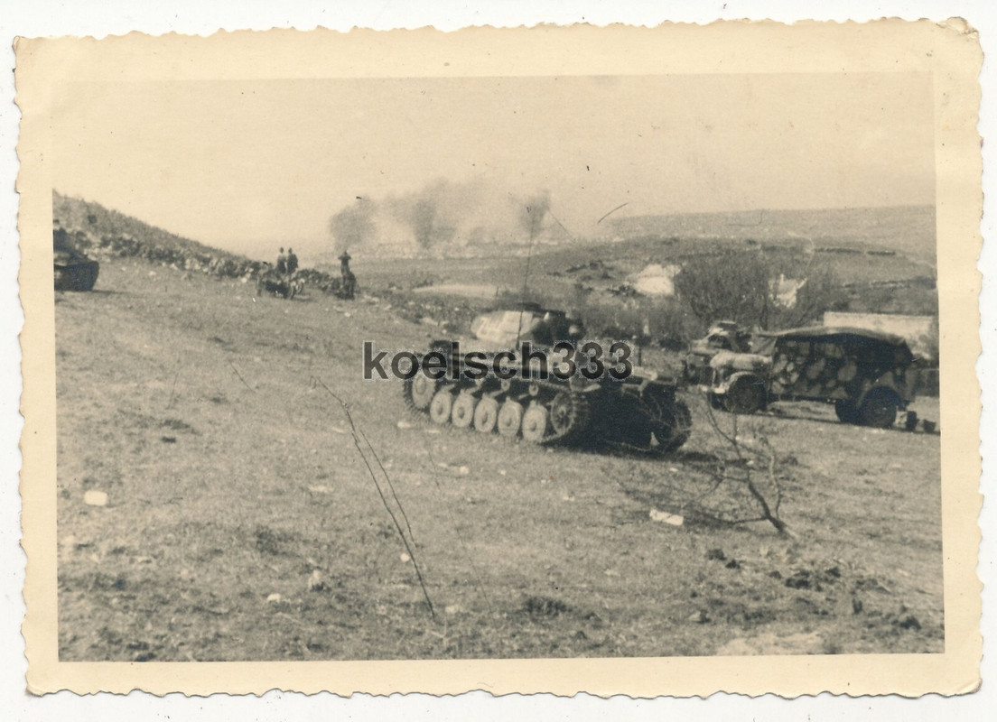 Foto Panzer II und Steyr Kübelwagen vor dem umkämpften Kertsch auf der Krim 1942