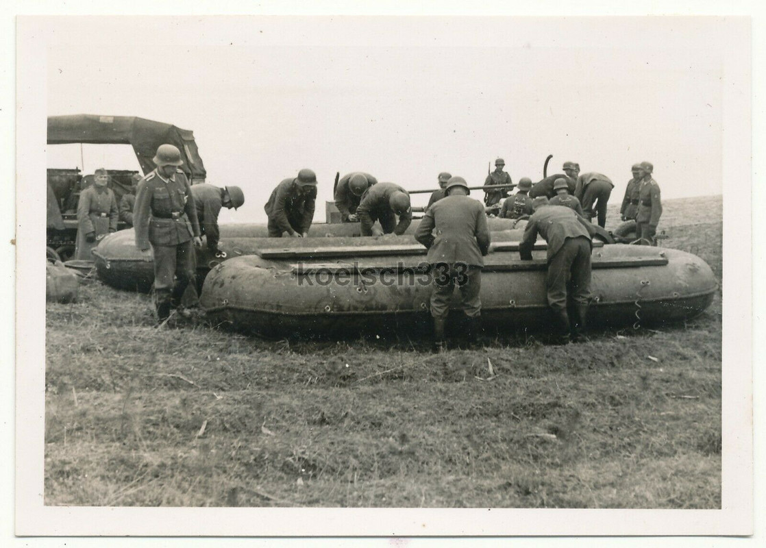! Foto Pioniere der Wehrmacht bereiten Floßsack Schlauchboote für den Einsatz vor