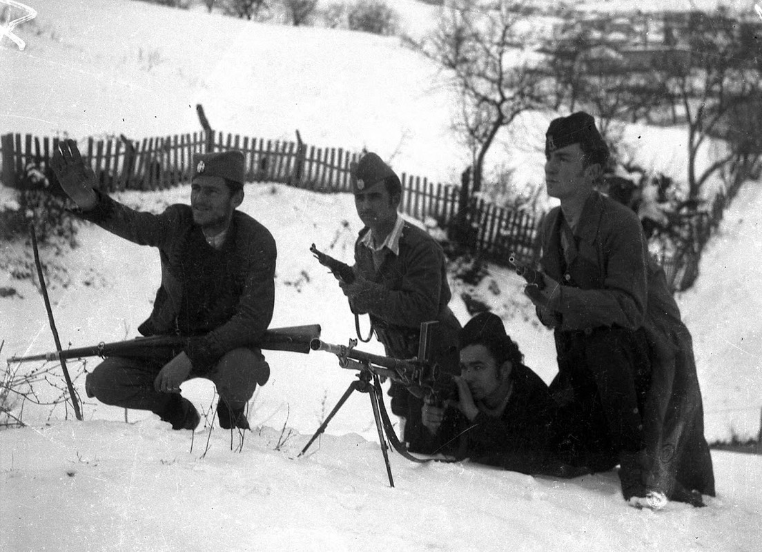 Милош, Драган, Цигарита и ?ајица