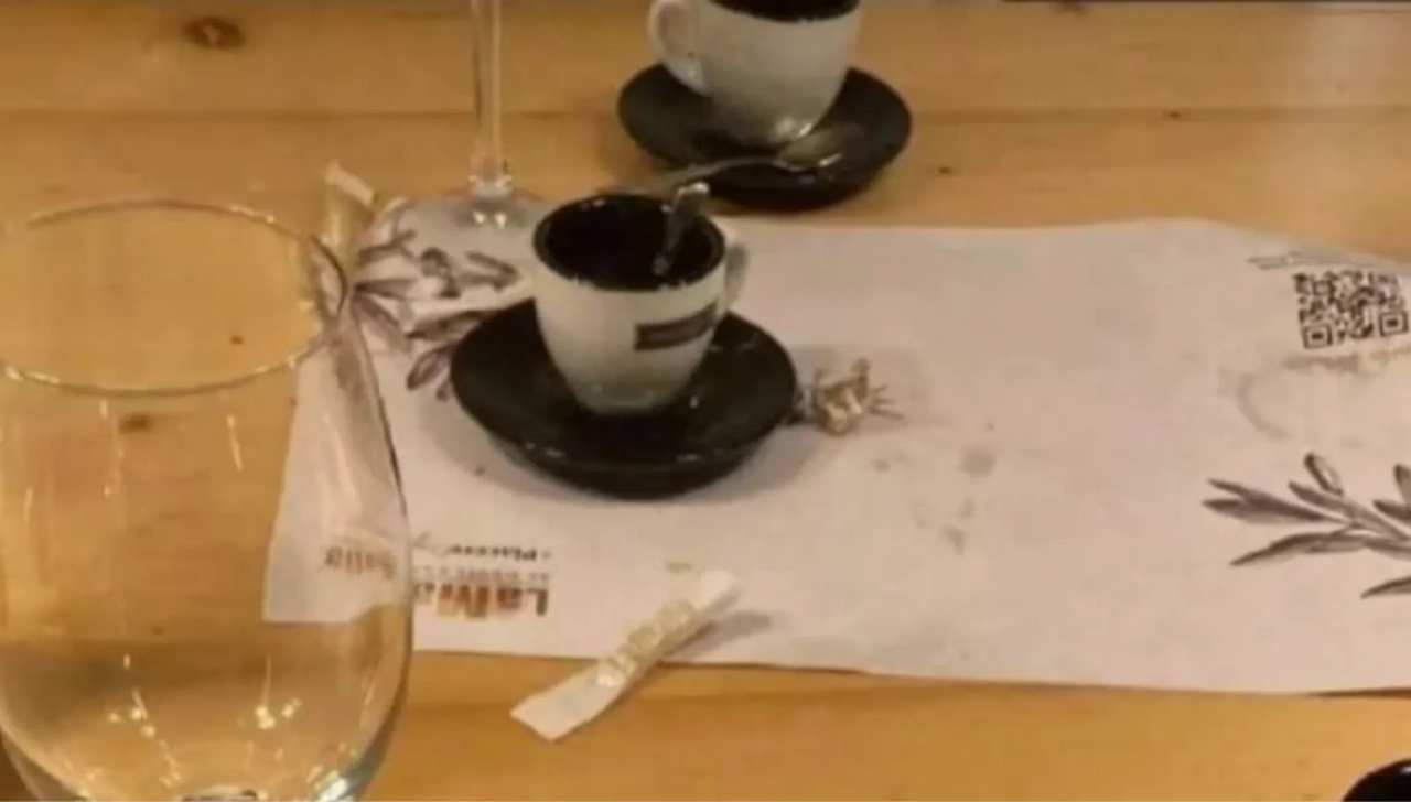 Mesero descubre asquerosa 'sorpresa' que dejan en un restaurante: un pañal sucio