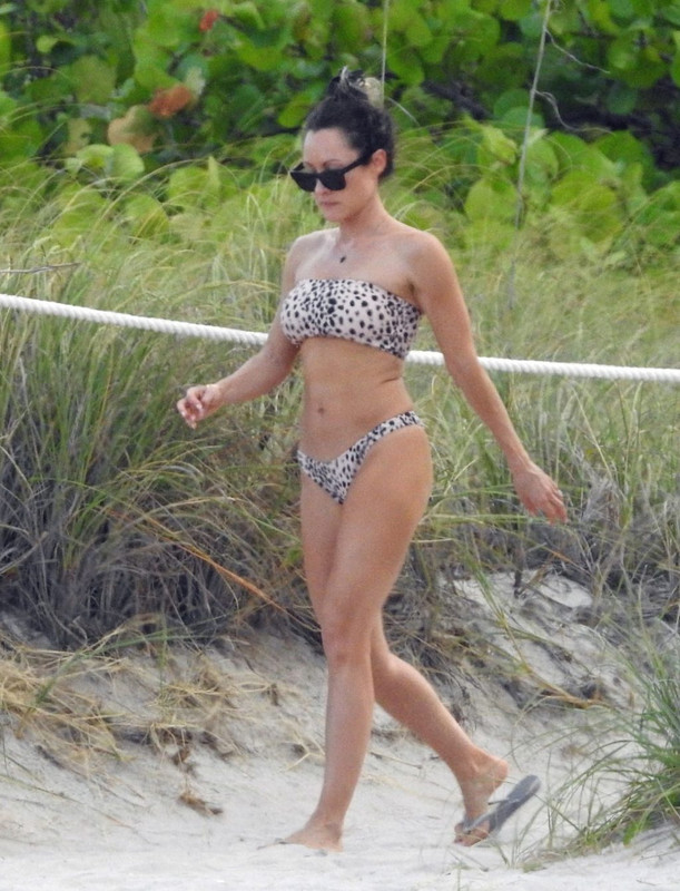 Jennifer-Barnet-upskirtSTARS.com (30)