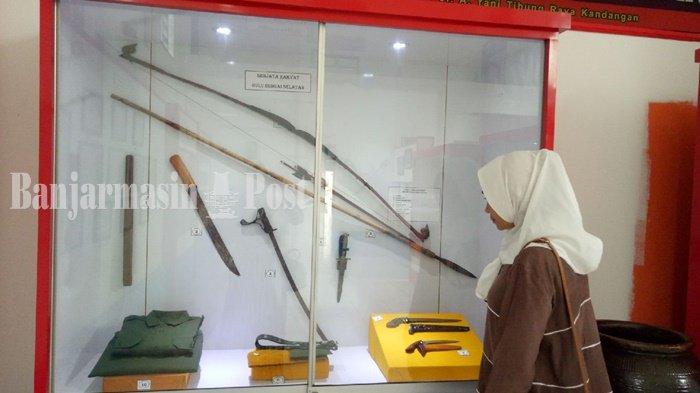 Pengujung mengamati senjata perang Brigjen H Hasan Basry di Museum Rakyat HSS, Rabu (12/6/2019)