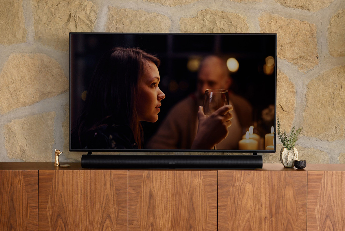 La barra de sonido Sonos Arc en una elegante sala de estar.