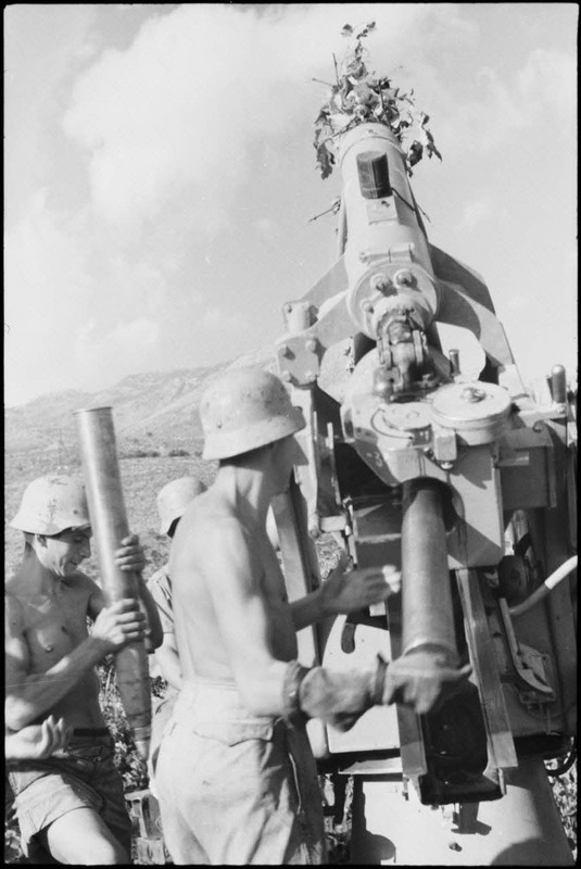 En Crète, les artilleurs du canon A de la 3e batterie du FlaK-Regiment 23 s'activent autour d'un can
