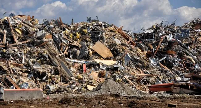 Resíduos e materiais da construção civil em área de triagem e reciclagem