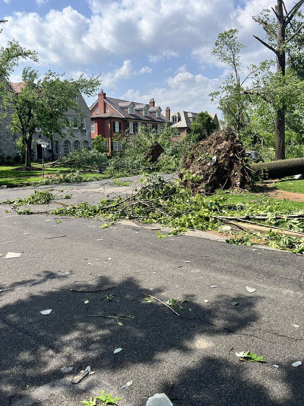 Tornado-fallout-in-the-Clayton-MO-neighborhood-by-2.jpg
