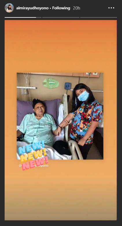 Almira menemani sang nenek