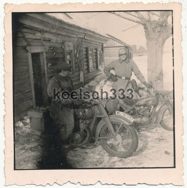 Foto Kradschützen der Luftwaffe an Motorrädern im Winter im Osten !