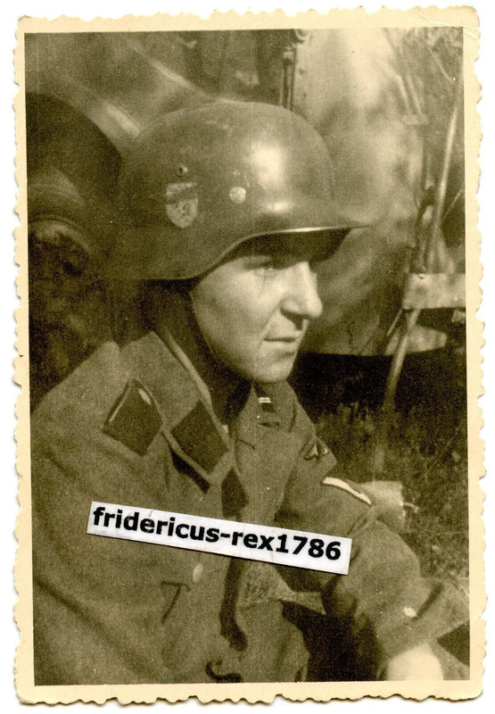 Foto 1 junger Soldat Stuma. vor Bus nach kämpfen