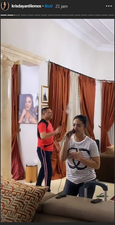 Krisdayanti asyik karaoke sementara Raul Lemos bermain bulu tangkis bersama sang putra