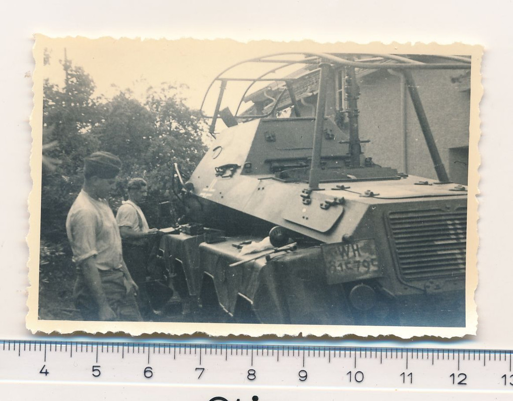 SUPER FOTO 2.WK Kameraden mit Panzerspähwagen