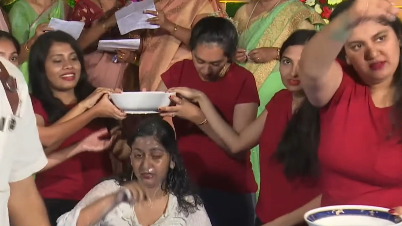 Cute mangalore chubby girl huge boobs and nipple pokie and other lady navel in saree.mp4_snapshot_00