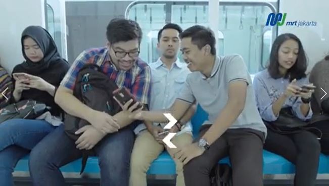 Ilustrasi mengobrol dengan suara kencang di kereta