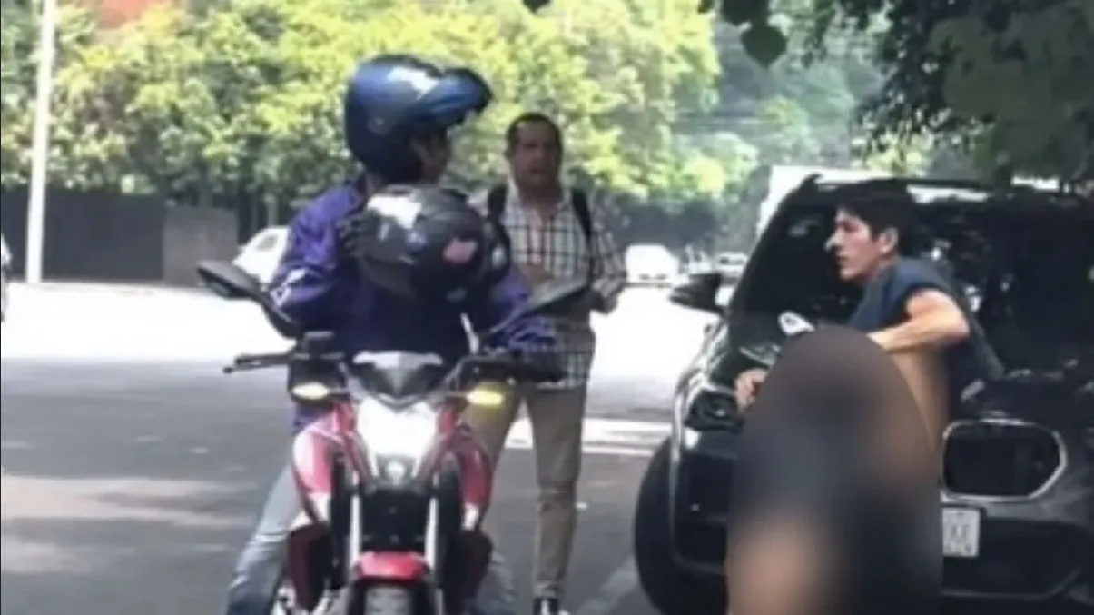 VIDEO: Atrapa a su mujer siendo infiel y su amante huye en calzoncillos