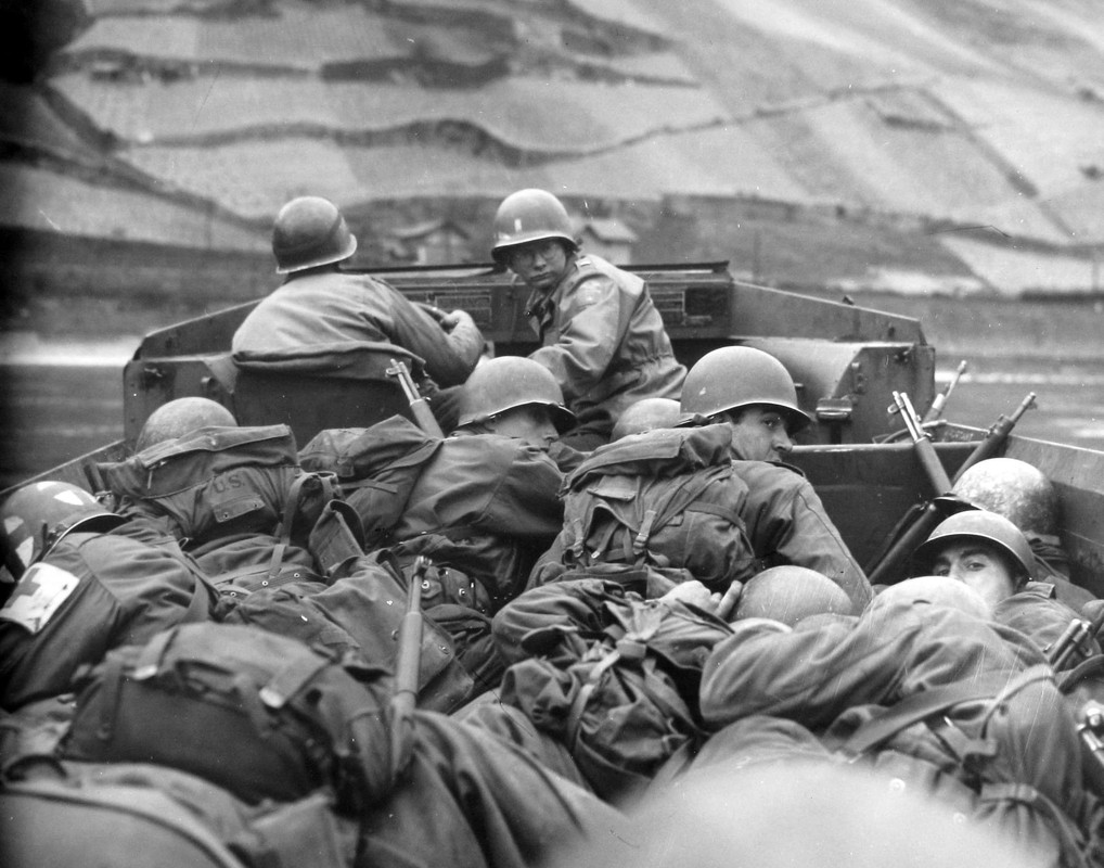 Soldados de la 89ª División de Infantería cruzando el río Rin bajo un intenso fuego enemigo. Marzo 1