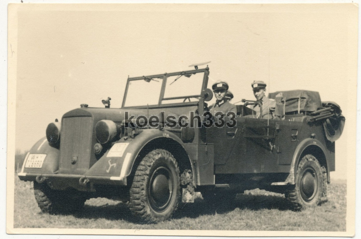 Foto Offiziere der Wehrmacht im Kübelwagen mit Kennung der 16. Infanterie Div.