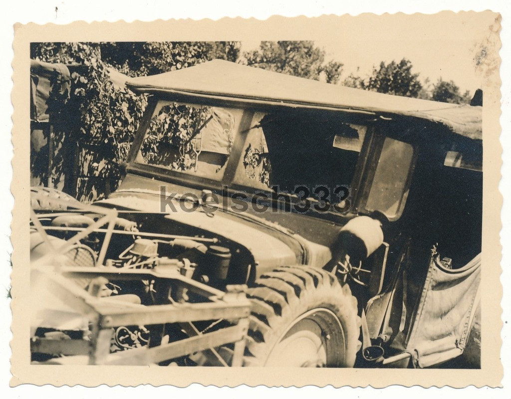 Foto Kübelwagen der Wehrmacht mit zerstörten Fro