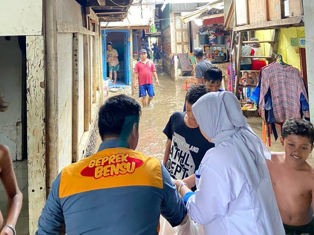 Geprek Bensu bagi-bagi seribu makanan kepada korban banjir di Jakarta dan Bekasi