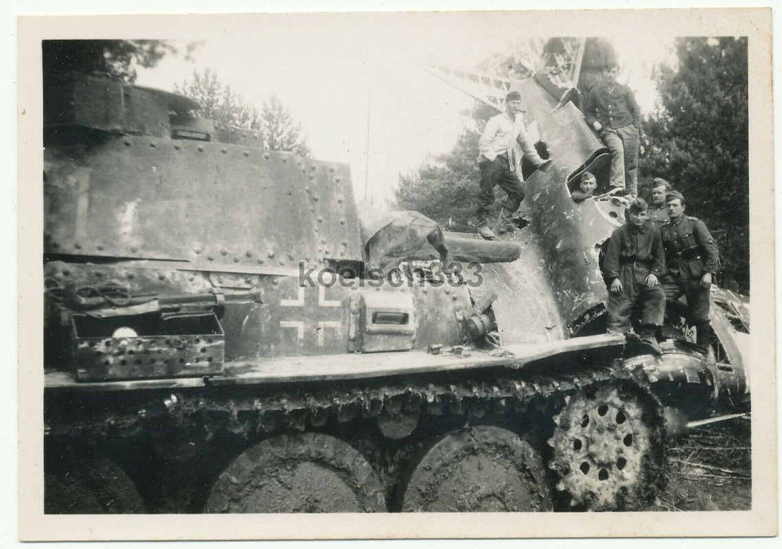 Foto CKD Praga Panzer 38(t) am russischen Rata Flugzeug Wrack an der Ostfront !