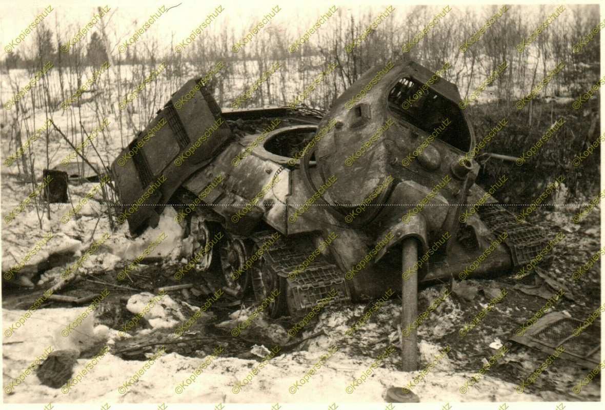 Foto, 2.Pionier-Bataillon 253, zerstörter Panzer T34 in Litauen