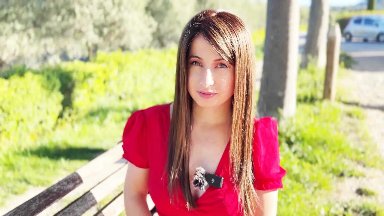 JacquieEtMichelTV 26 04 16 Paola 25 years old human resources manager in Lyon!