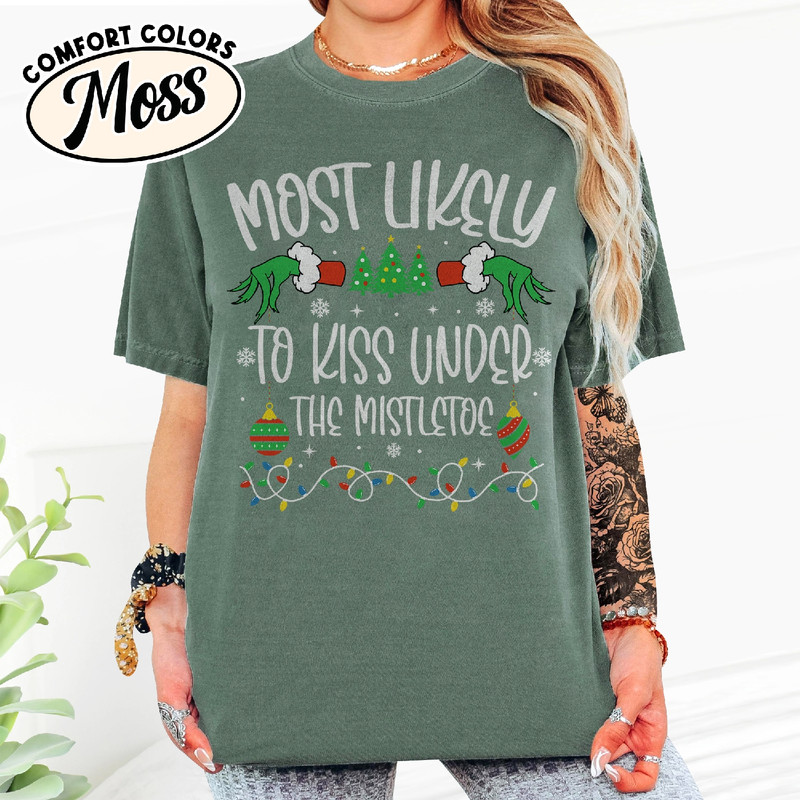 AMZ250106001 73 ao Black GM Tshirt Most Likely To Kiss Under The Mistletoe MK11