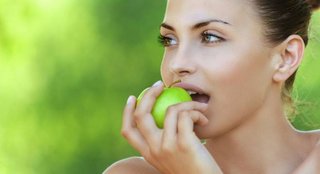 Το μήλο όντως προφυλάσσει την υγεία; Shutterstock_127697507-768x511