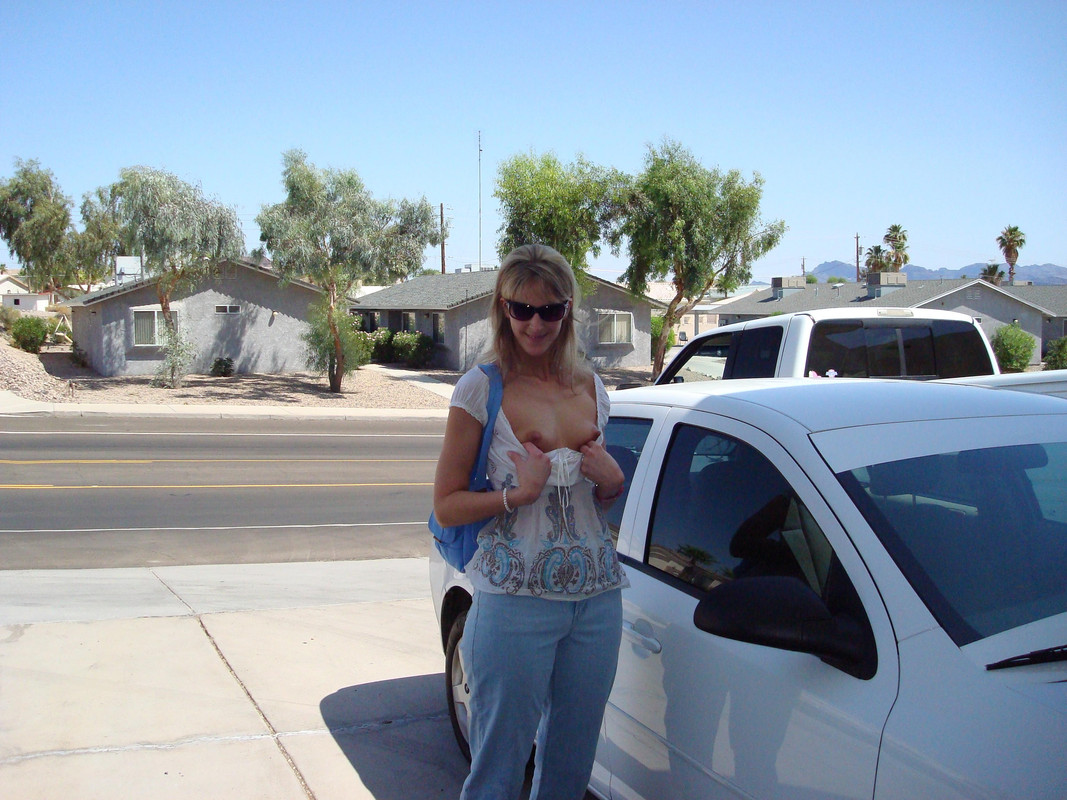 Esposa amateur rubia caliente le gusta en publico