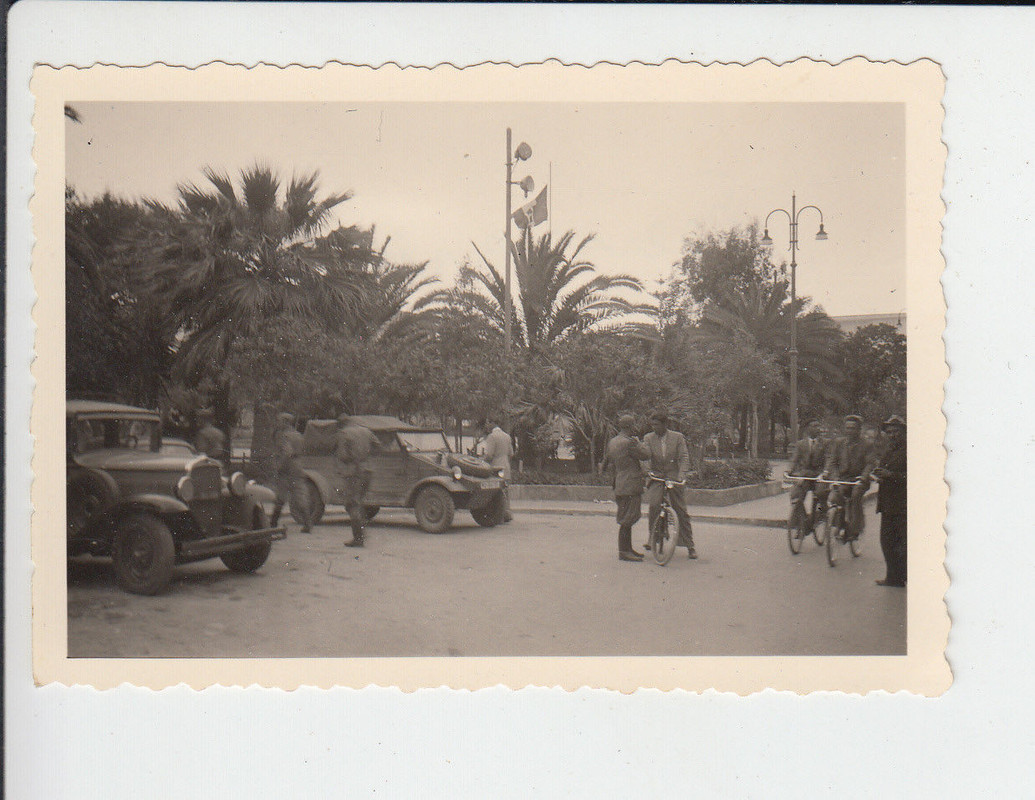 Deutsche Soldaten mit Kübelwagen VW Typ 82 in Italien - original