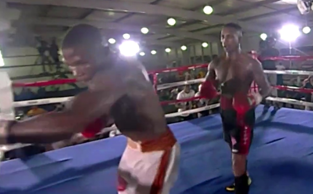 Boxeador pierde la orientación y sigue peleando sin tener a su rival enfrente