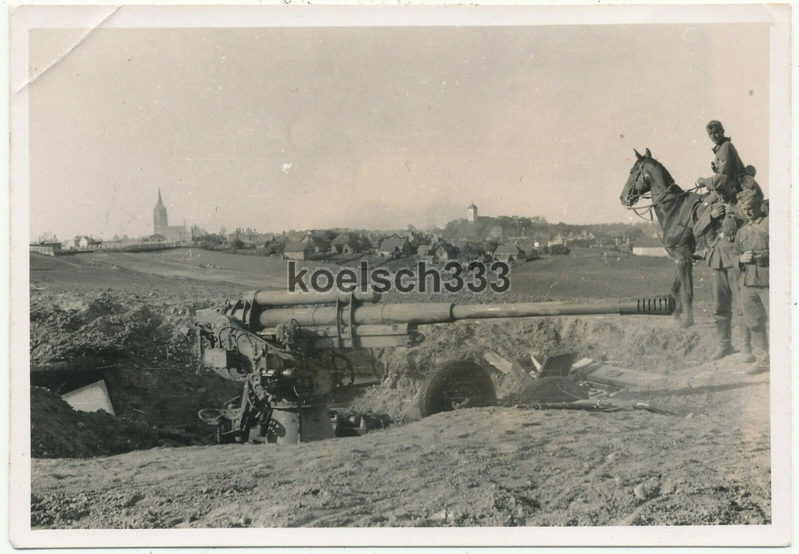 Foto Landser an einem russischen Flak Artillerie Geschütz in Kelme Litauen 1941