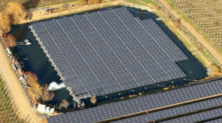 Une centrale solaire flottante