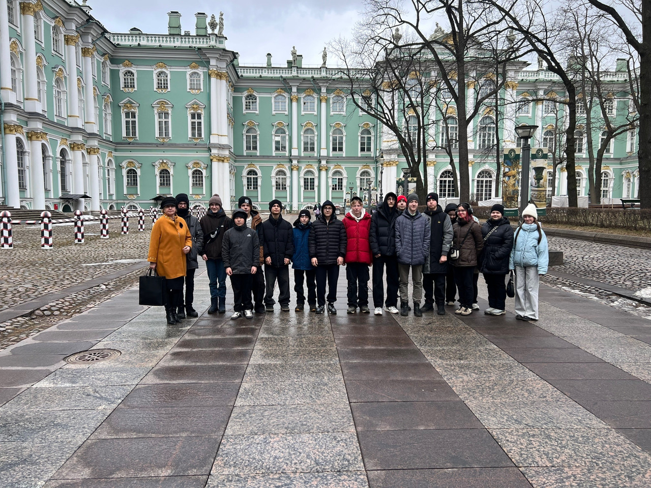 Дети слушают экскурсовода в музее