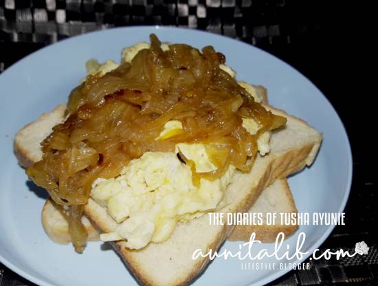 BREAKFAST SCRAMBLE EGG DENGAN CARAMALIZED ONION