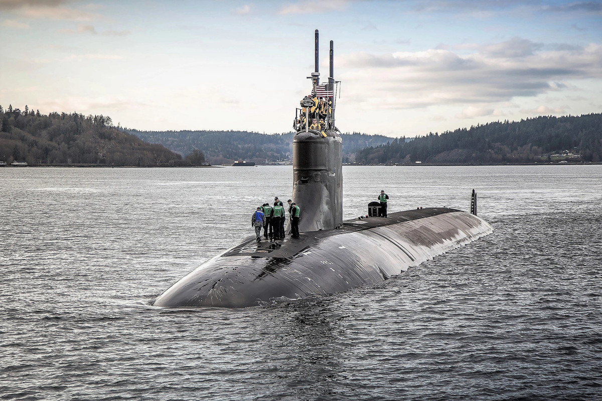 Marina de Estados Unidos despide a dos altos oficiales tras choque de submarino