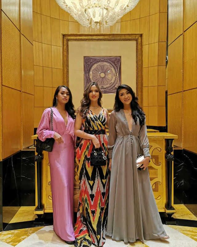 Kompak memakai long dress